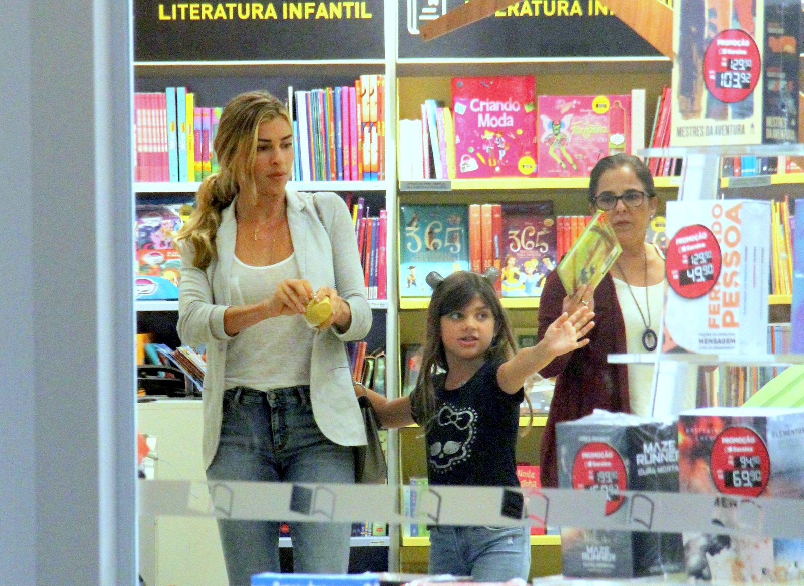 Grazi Massafera e a filha, Sofia, conferem novidades na livraria e loja de brinquedo