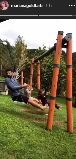 Cauã Reymond curte folga brincando com a filha