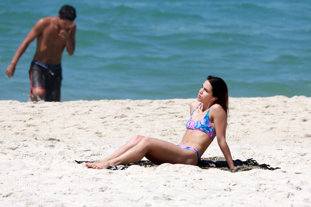 Pérola Faria se bronzeia em praia carioca