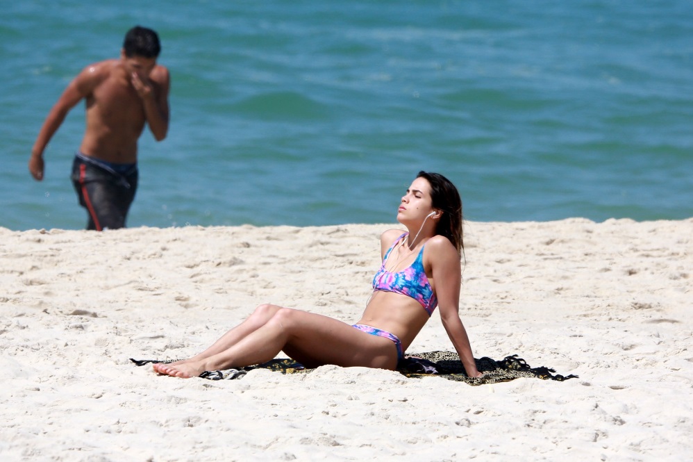 Pérola Faria se bronzeia em praia carioca