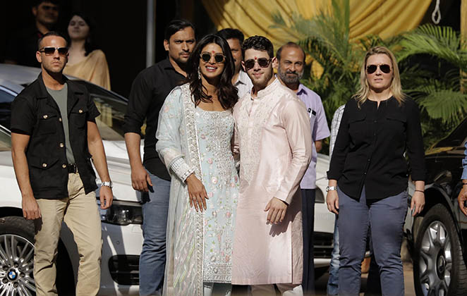 Nick Jonas usa vestes tradicionais indianas em pré-casamento com Priyanka Chopra