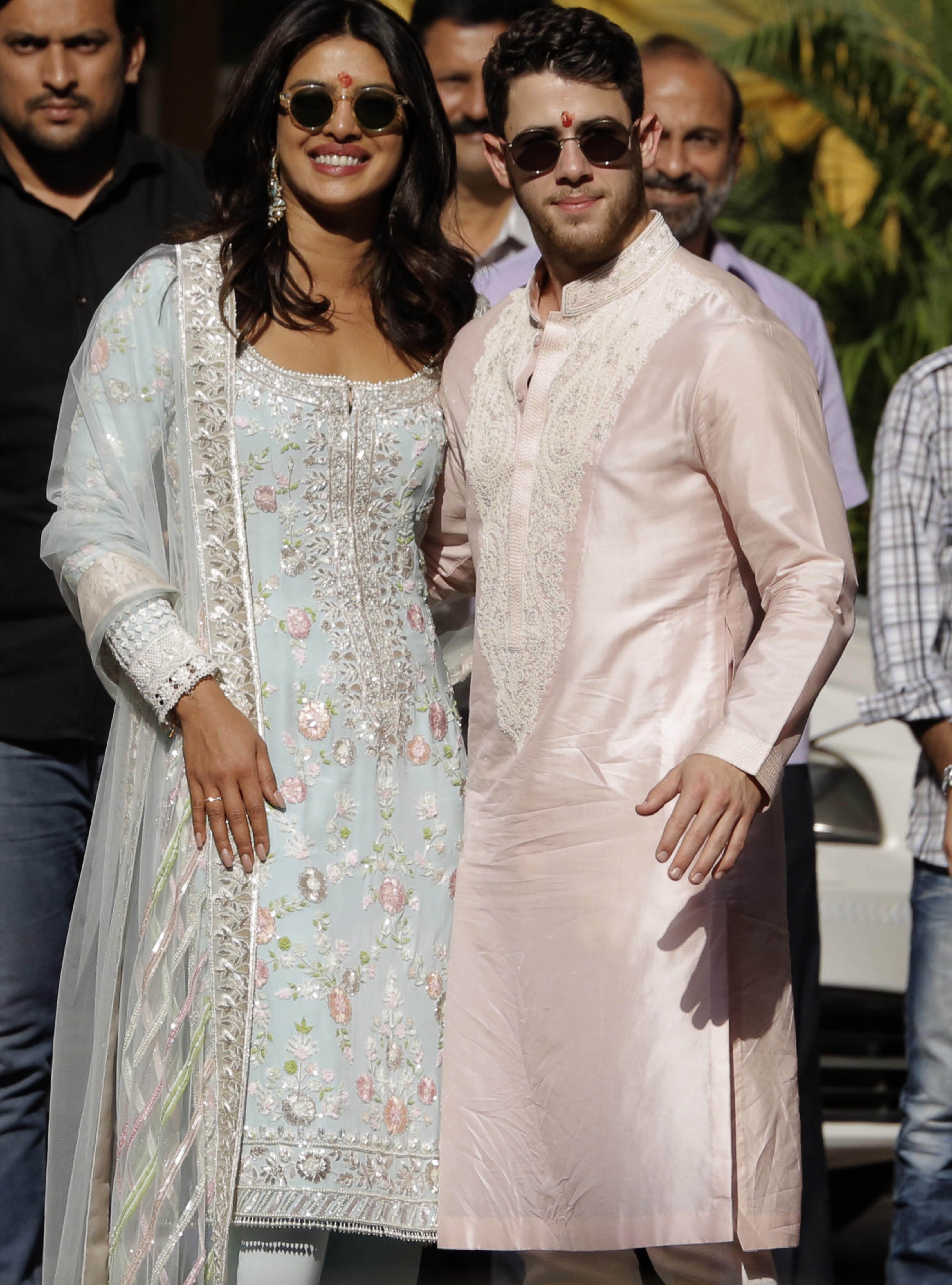 Nick Jonas usa vestes tradicionais indianas em pré-casamento com Priyanka Chopra