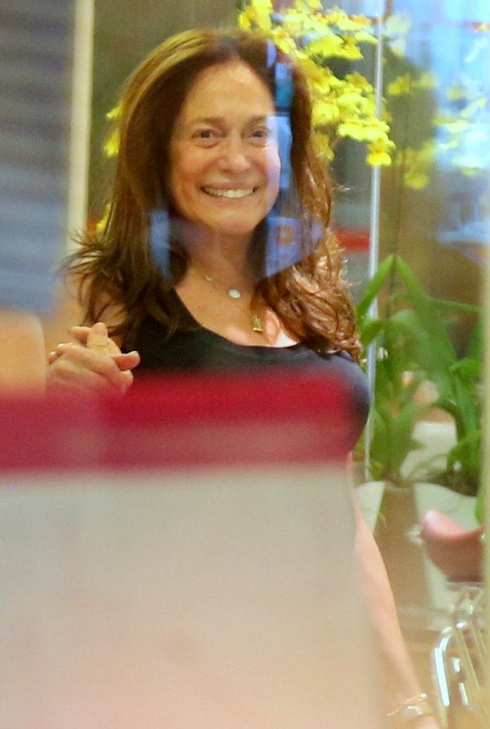 Susana Vieira esbanja sorrisos em passeio em shopping