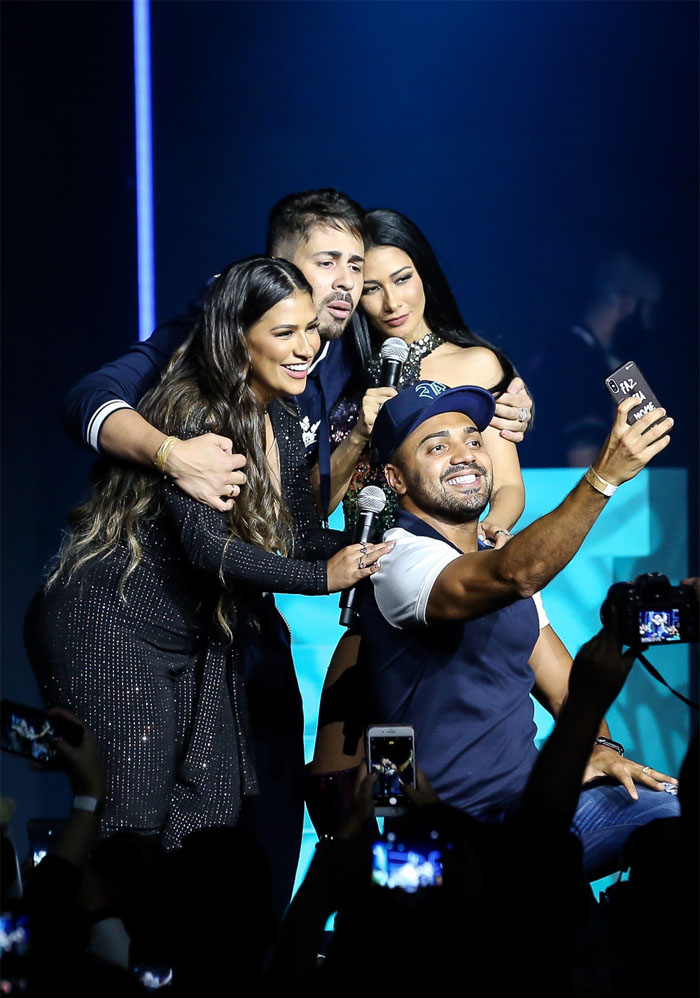 Tirulipa faz selfie com a dupla