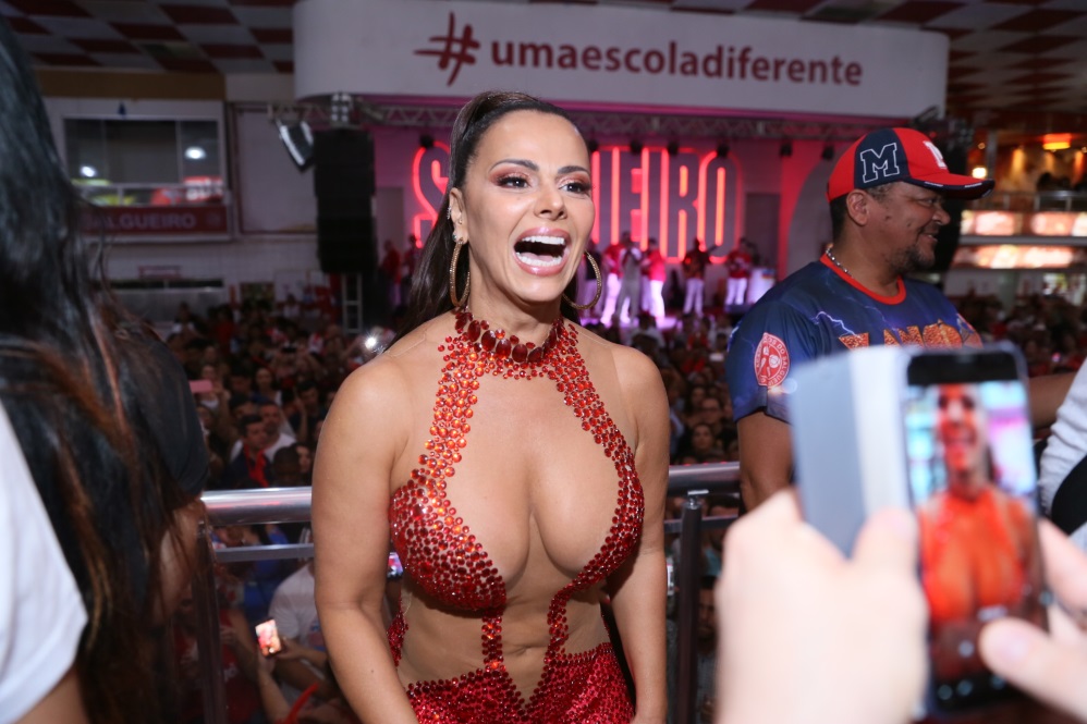 Viviane Araújo usa look sexy e ousado em ensaio do Salgueiro