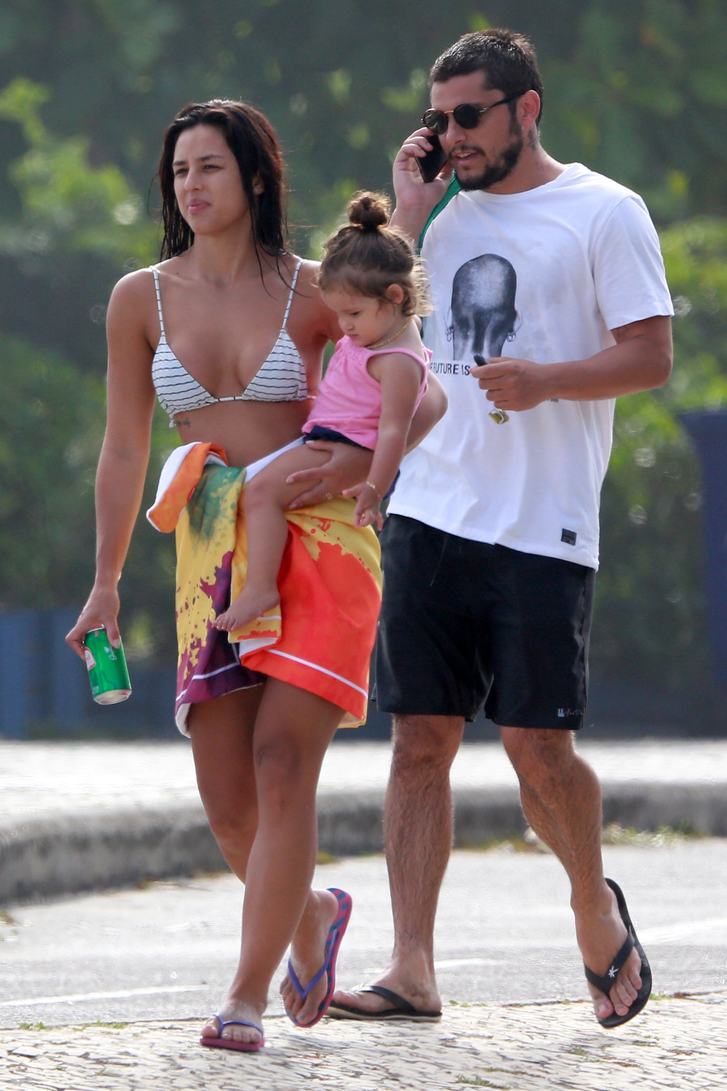 Bruno Gissoni e Yanna Lavigne curtem praia com Madalena