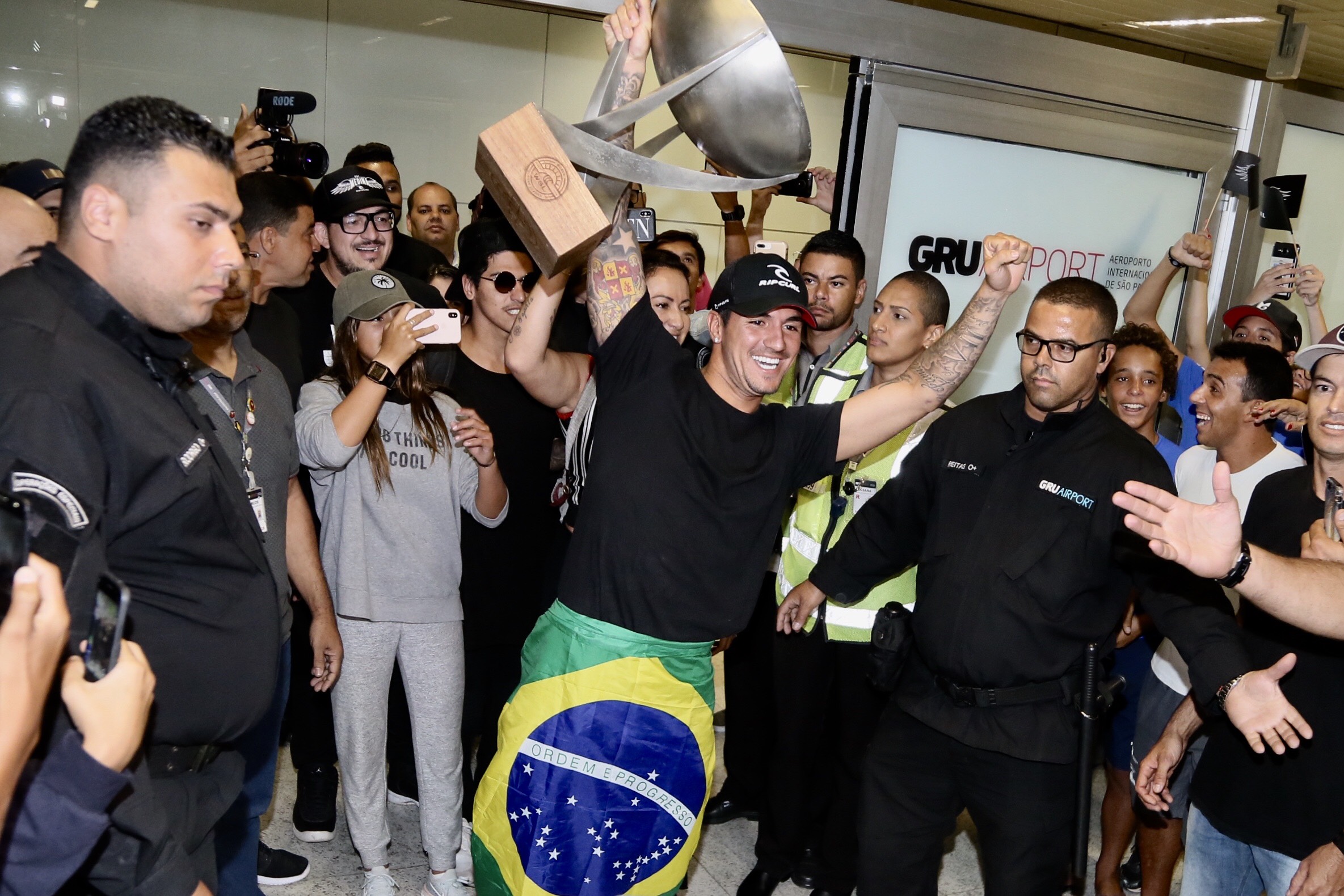 Esportista foi recebido por centenas de brasileiros, no local