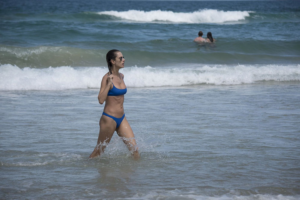 Alessandra Ambrósio curte praia com o namorado em Floripa