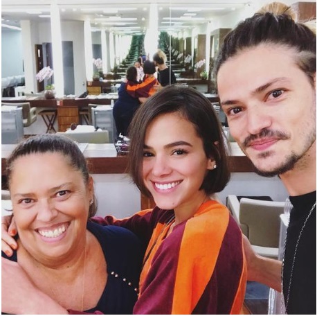 Bruna Marquezine surpreende com novo visual para o ano novo