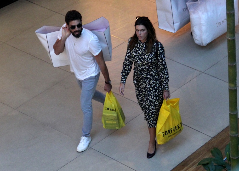 Cauã Reymond faz compras com filha e namorada