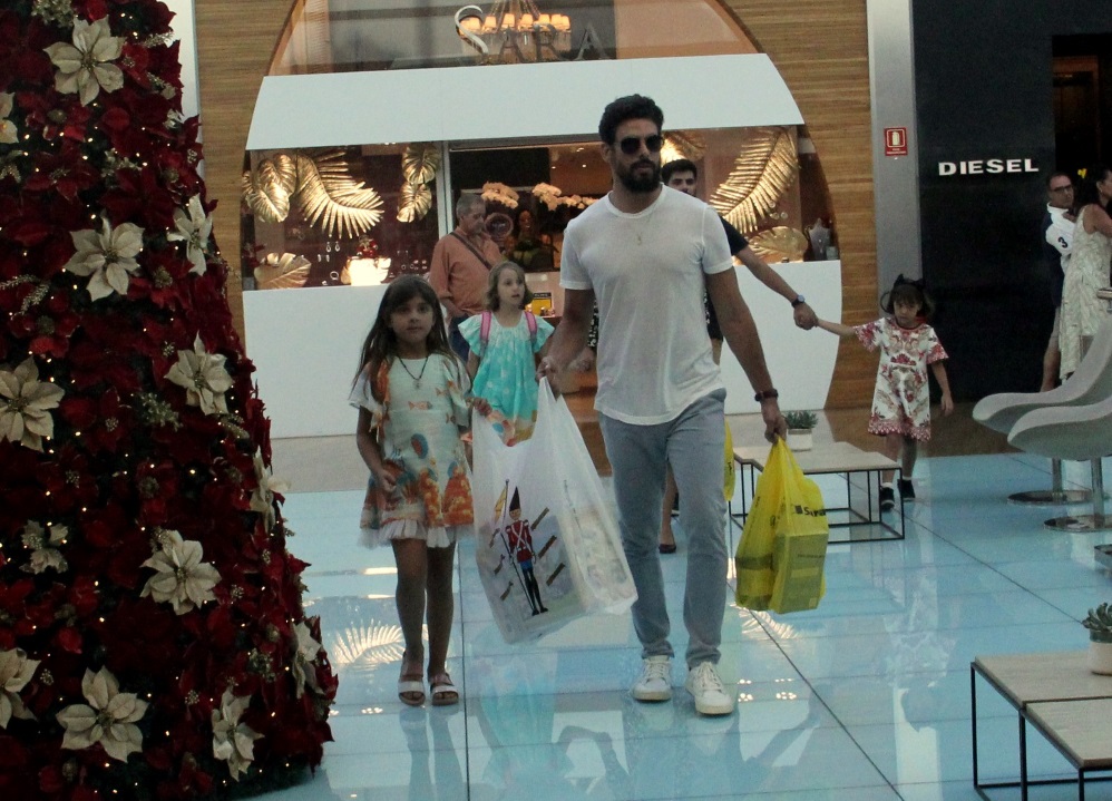 Cauã Reymond faz compras com filha e namorada