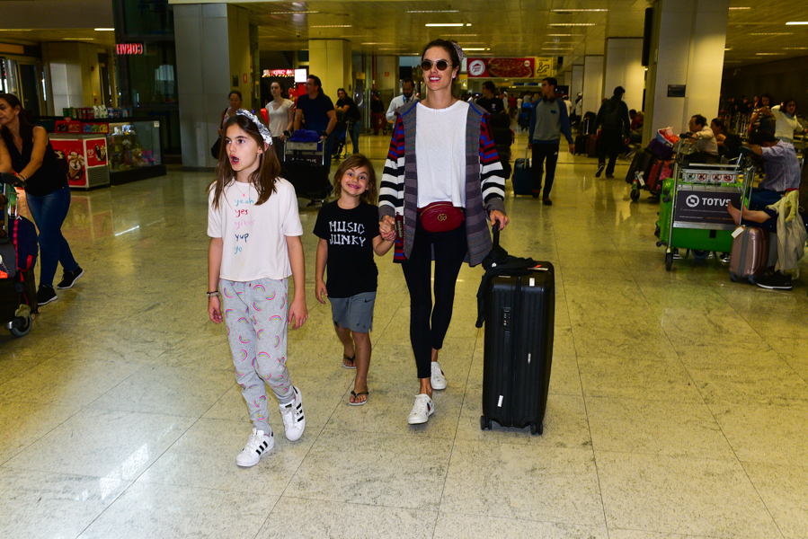 Alessandra Ambrósio e os filhos, indo de São Paulo para Florianópolis