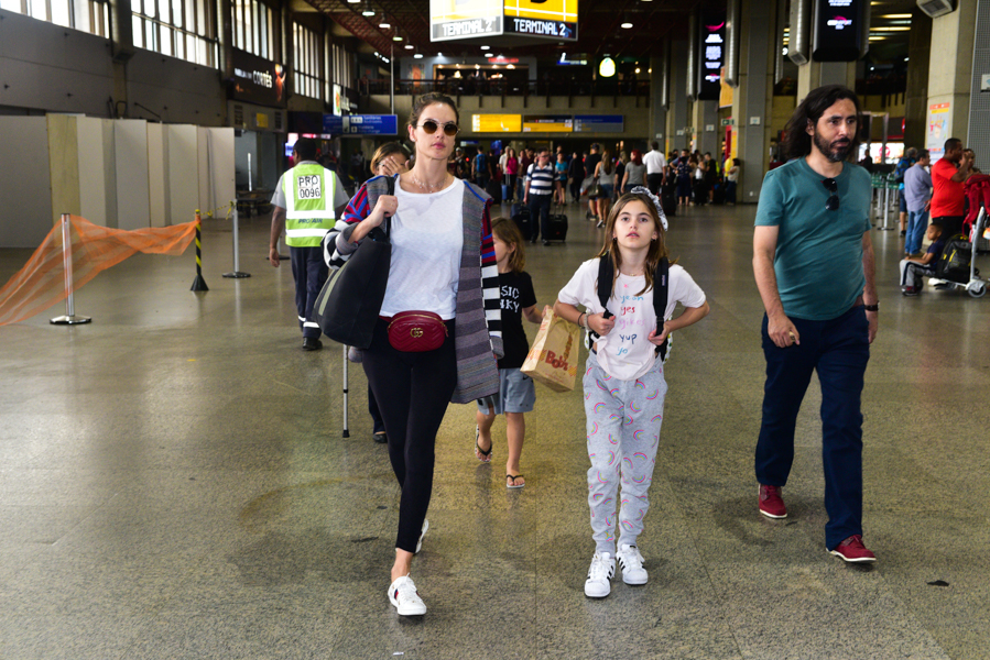 Alessandra Ambrósio e os filhos, indo de São Paulo para Florianópolis