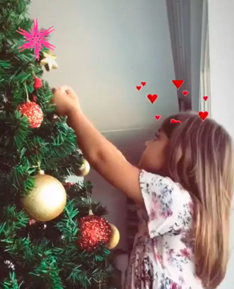 Sofia encantou a mamãe enquanto montava a árvore de Natal