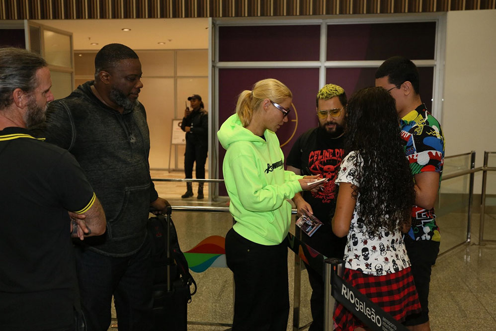 Iggy Azalea chega ao Brasil e é recebida por fãs