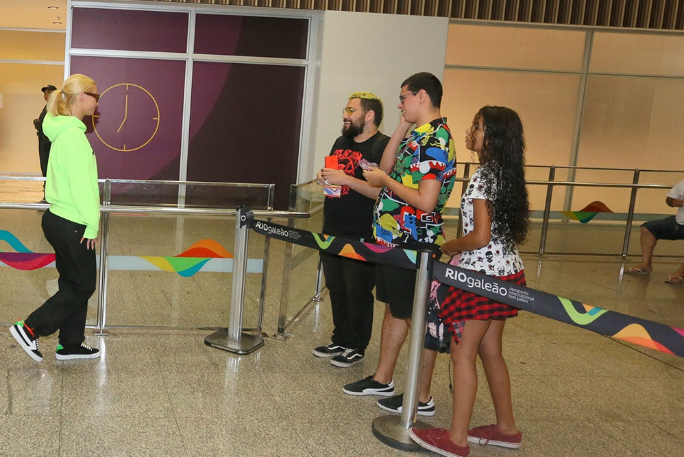 Iggy Azalea chega ao Brasil e é recebida por fãs