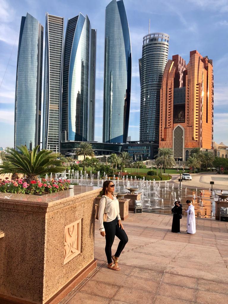 Em frente aos grandes prédios de Dubai, a modelo curtiu o passeio