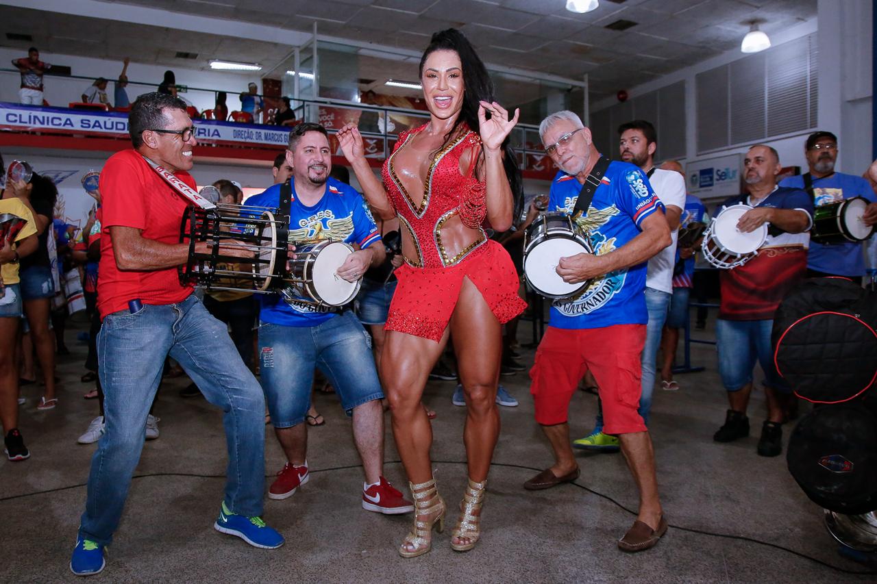 Gracyanne Barbosa caiu no samba durante ensaio da União da Ilha