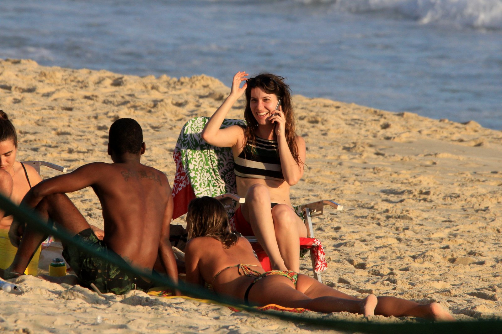 Nathalia Dill curte dia de praia em Ipanema, no Rio de Janeiro