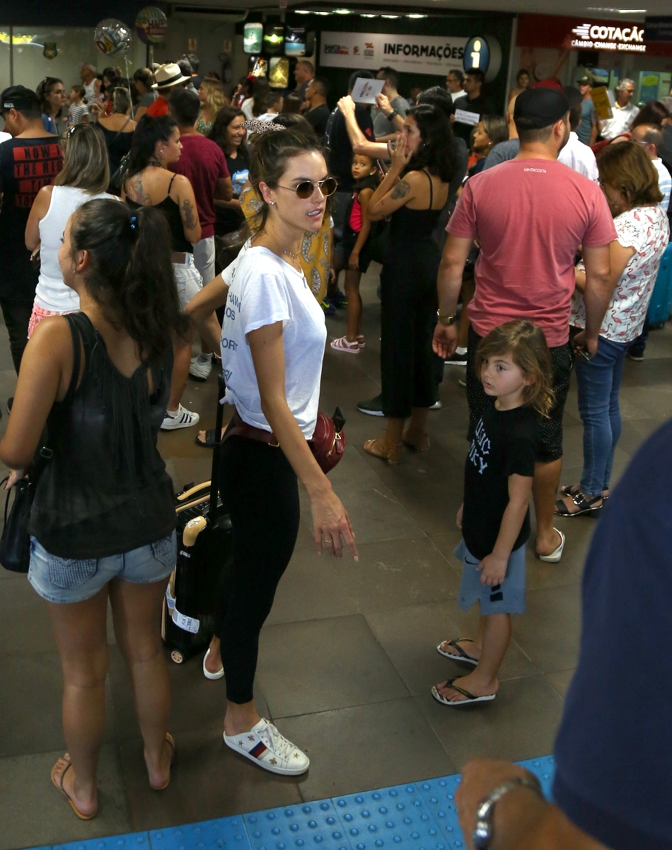 Com a família, Alessandra Ambrósio desembarca no Brasil para o fim do ano