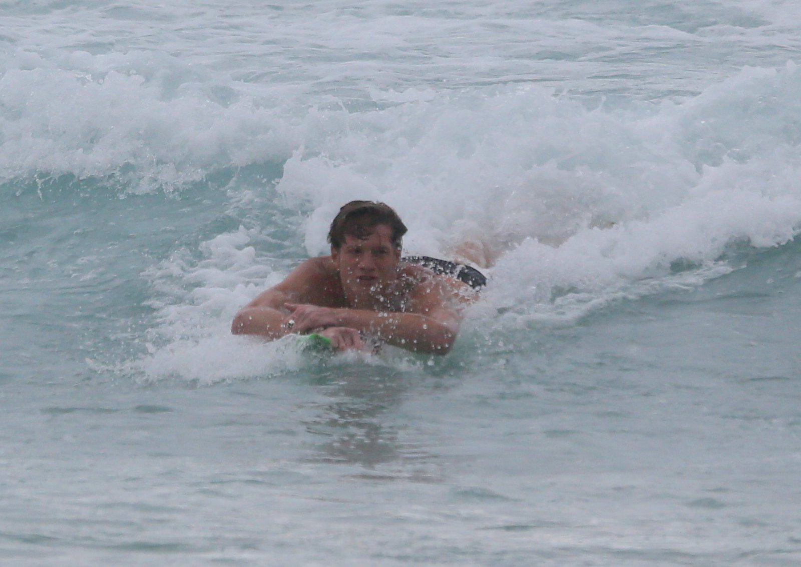O jovem mostrou suas grandes habilidades no surfe