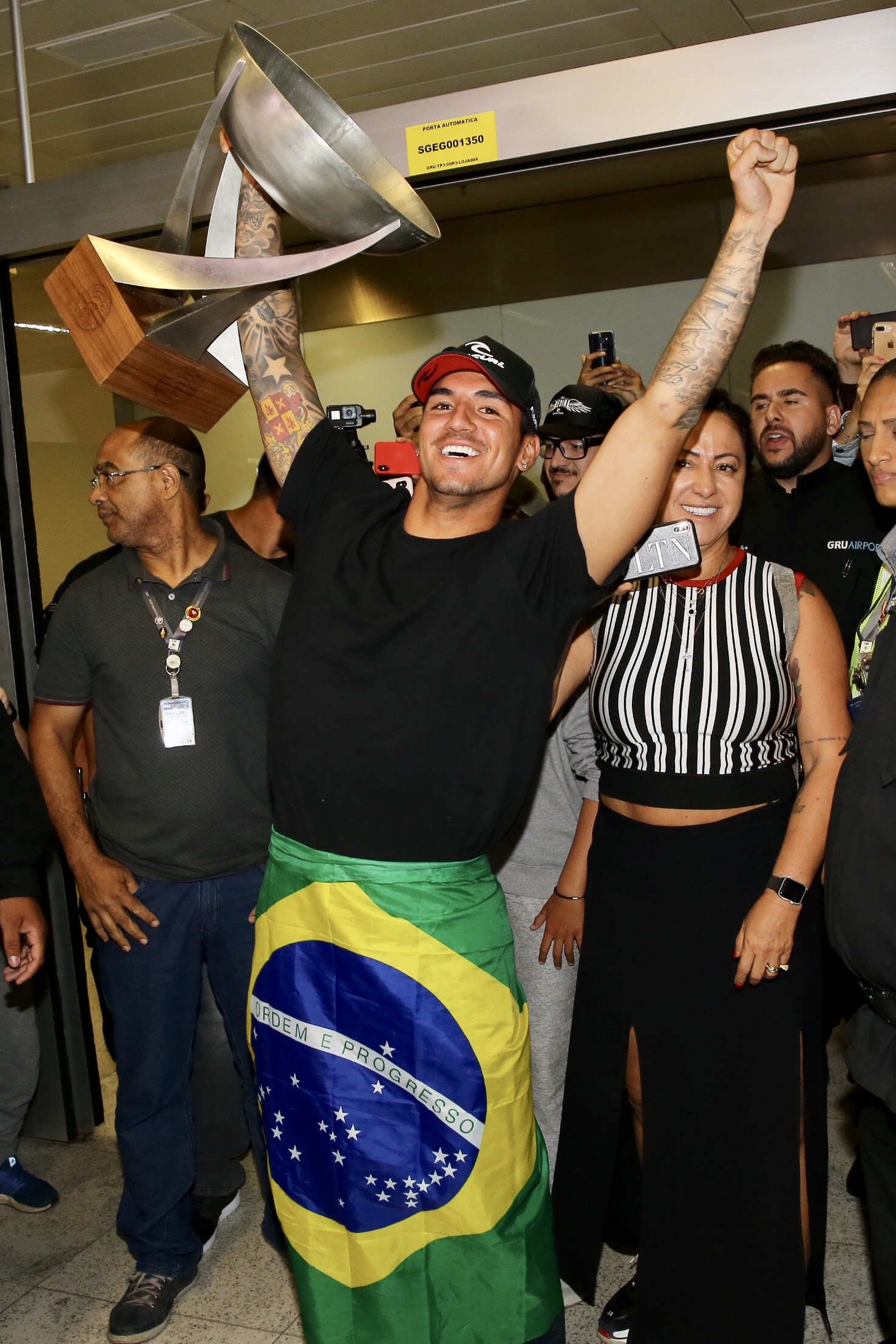 Gabriel Medina desembarcou neste sábado (22), em São Paulo 