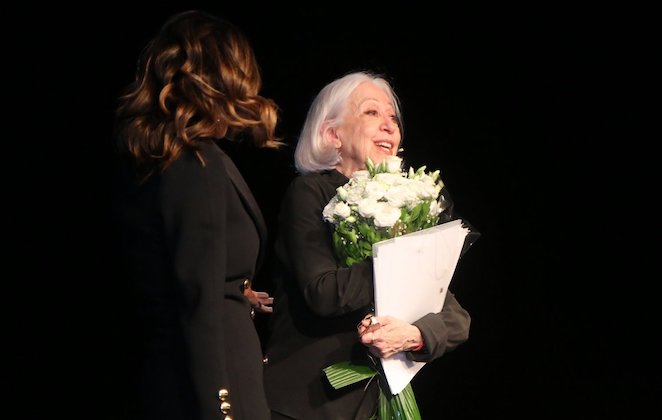 Fernanda Montenegro no palco do teatro