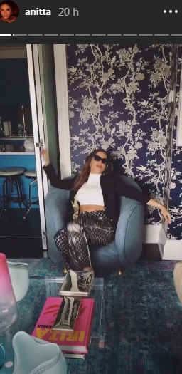 Anitta esbanja estilo com calça de mais de R$ 7 mil