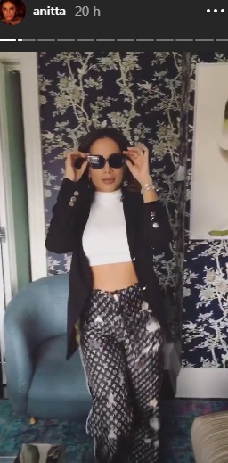 Anitta esbanja estilo com calça de mais de R$ 7 mil