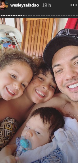 Wesley Safadão encanta a web ao postar selfie com os filhos. Vem ver!