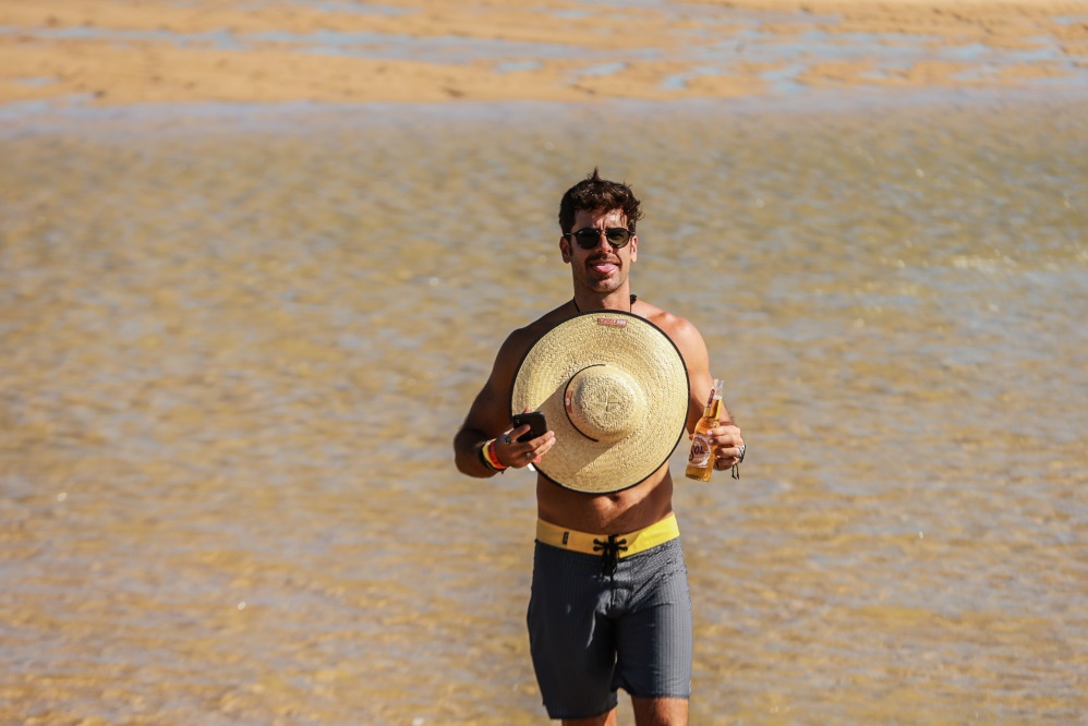 Marcos Pitombo curte tarde na Bahia dos Golfinhos