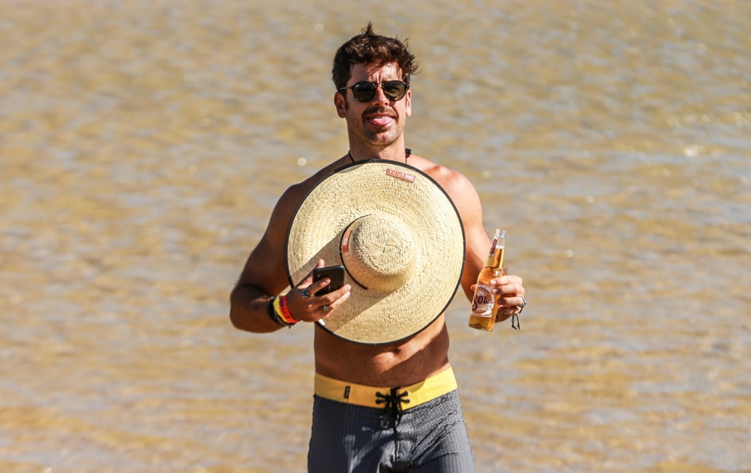 Marcos Pitombo curte tarde na Bahia dos Golfinhos