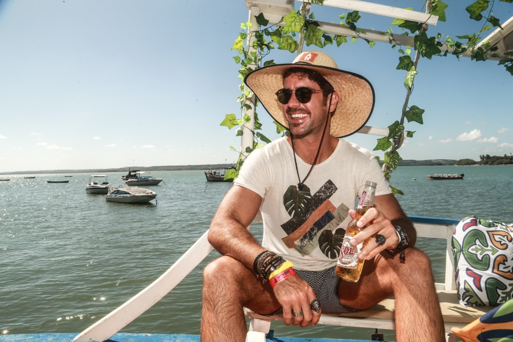 Marcos Pitombo curte tarde na Bahia dos Golfinhos