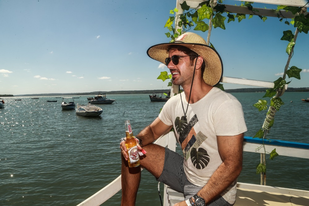 Marcos Pitombo curte tarde na Bahia dos Golfinhos