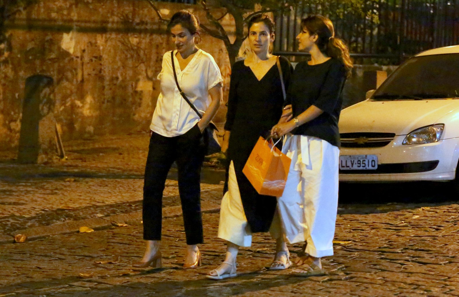 Renata Vasconcelos deixa restaurante com sua irmã gêmea 