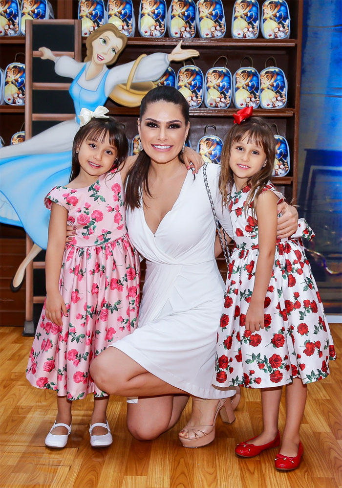 Natália Guimarães e as filhas gêmeas, Maya e Kiara