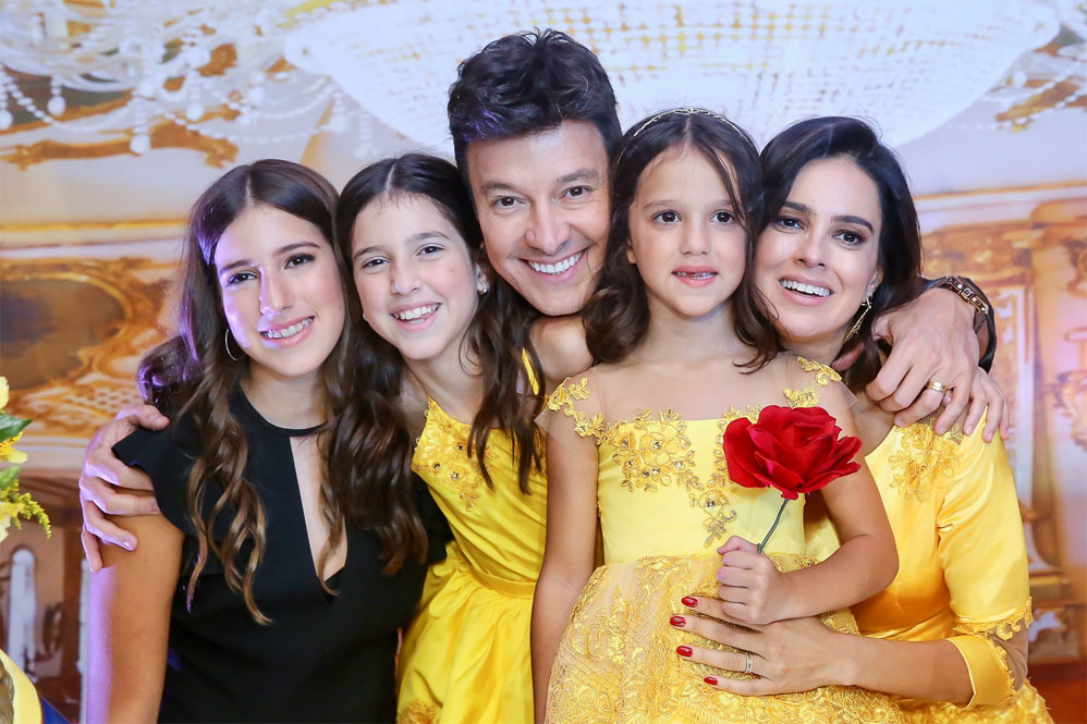 Rodrigo Faro e Vera Viel com as filhas Clara, Maria e Helena
