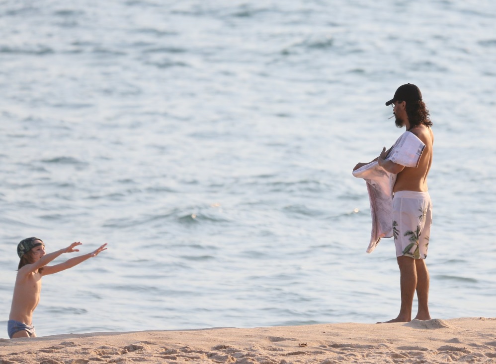 Dani Winits e André Gonçalves curtem praia em família