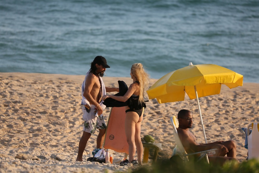 Dani Winits e André Gonçalves curtem praia em família