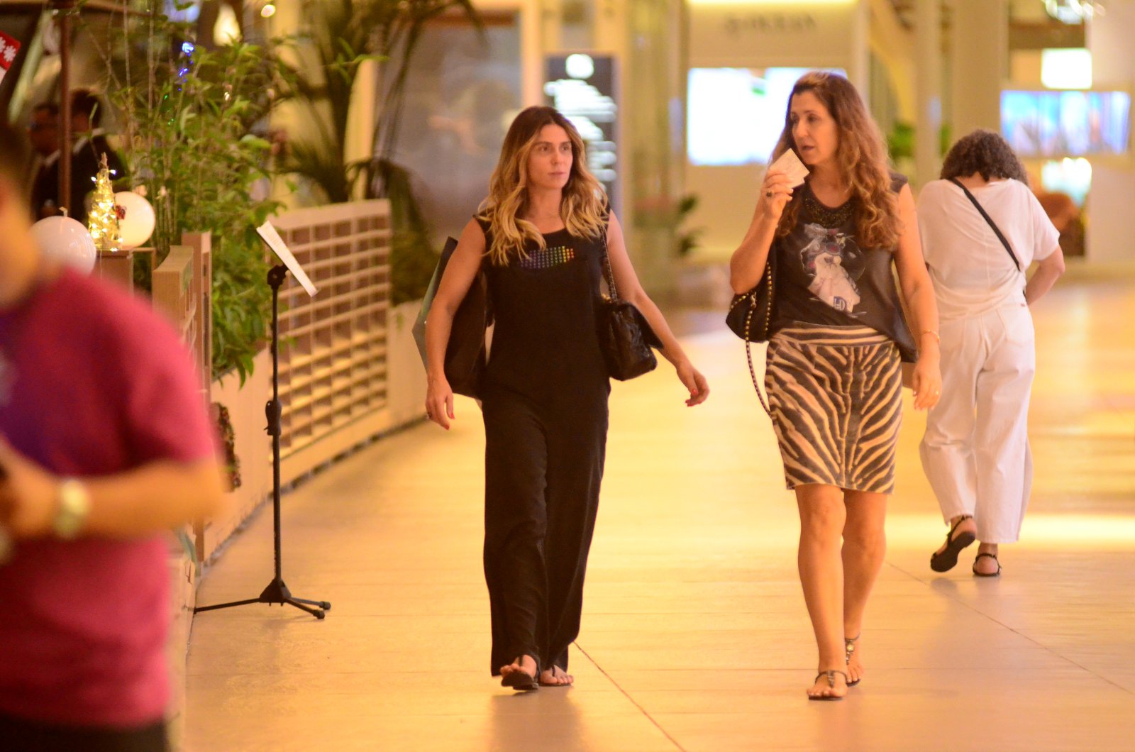 Giovanna Antonelli curte folga fazendo compras com amiga
