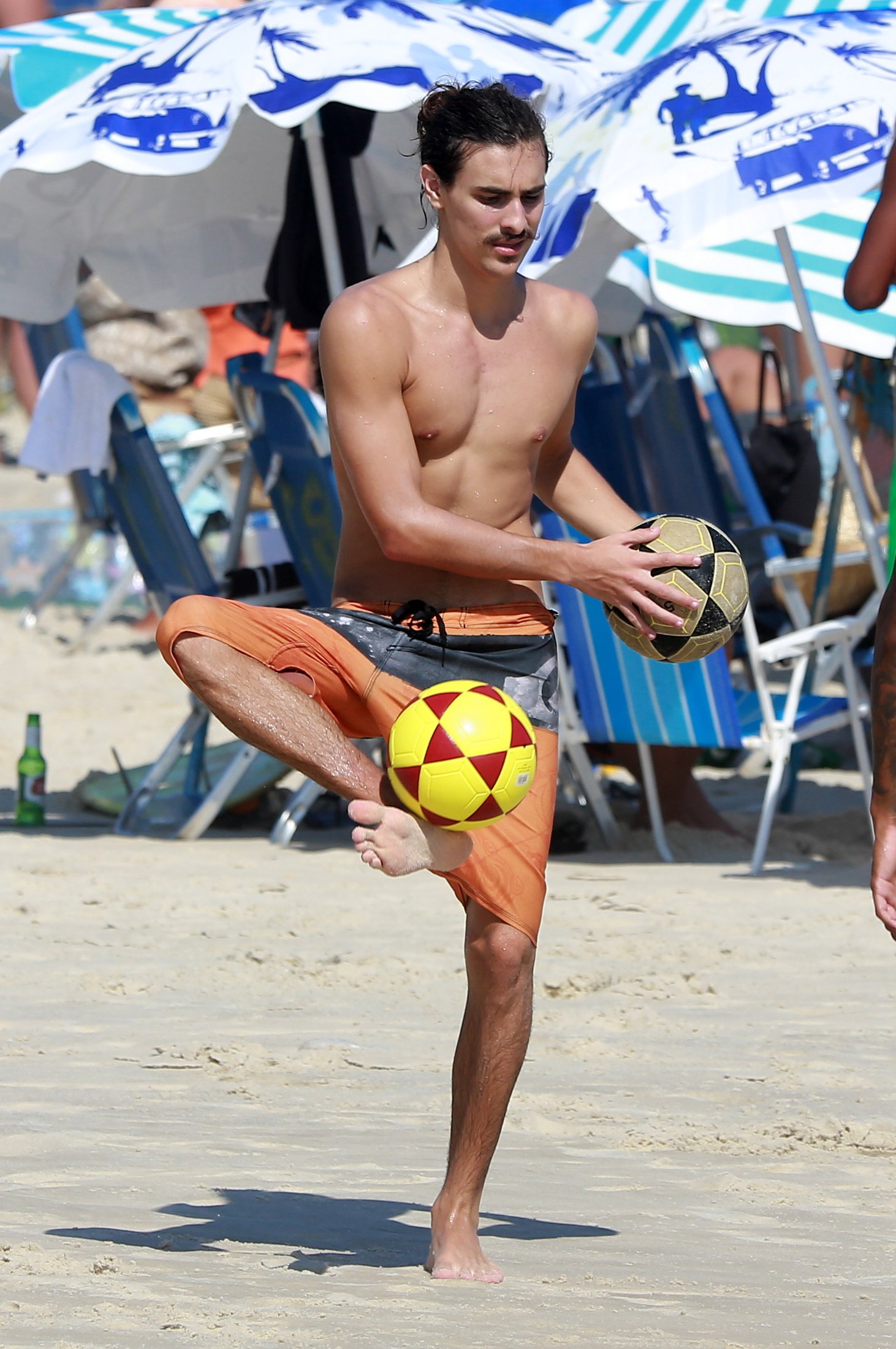 Bruno Montaleone curte praia com amigos famosos