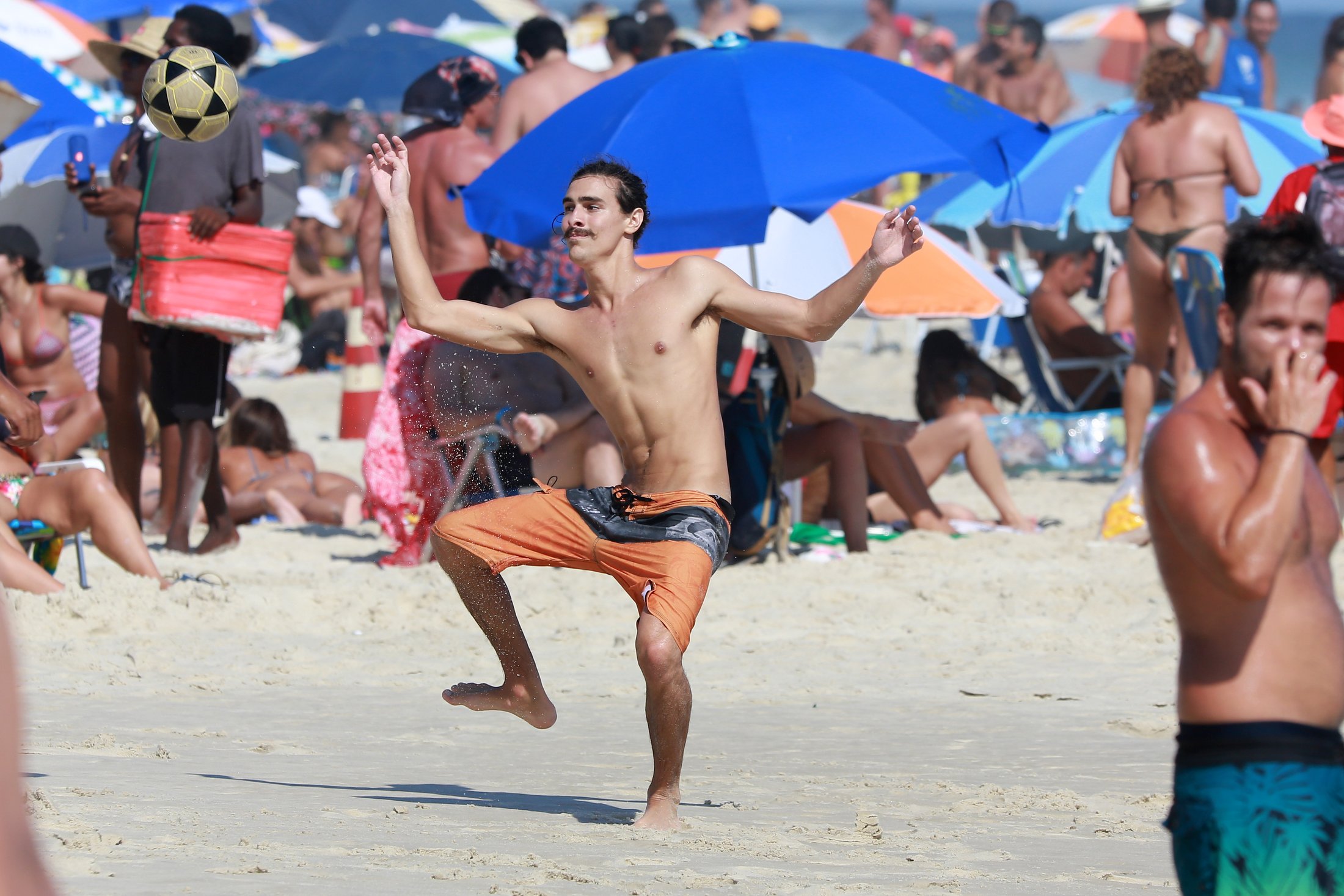 Bruno Montaleone curte praia com amigos famosos