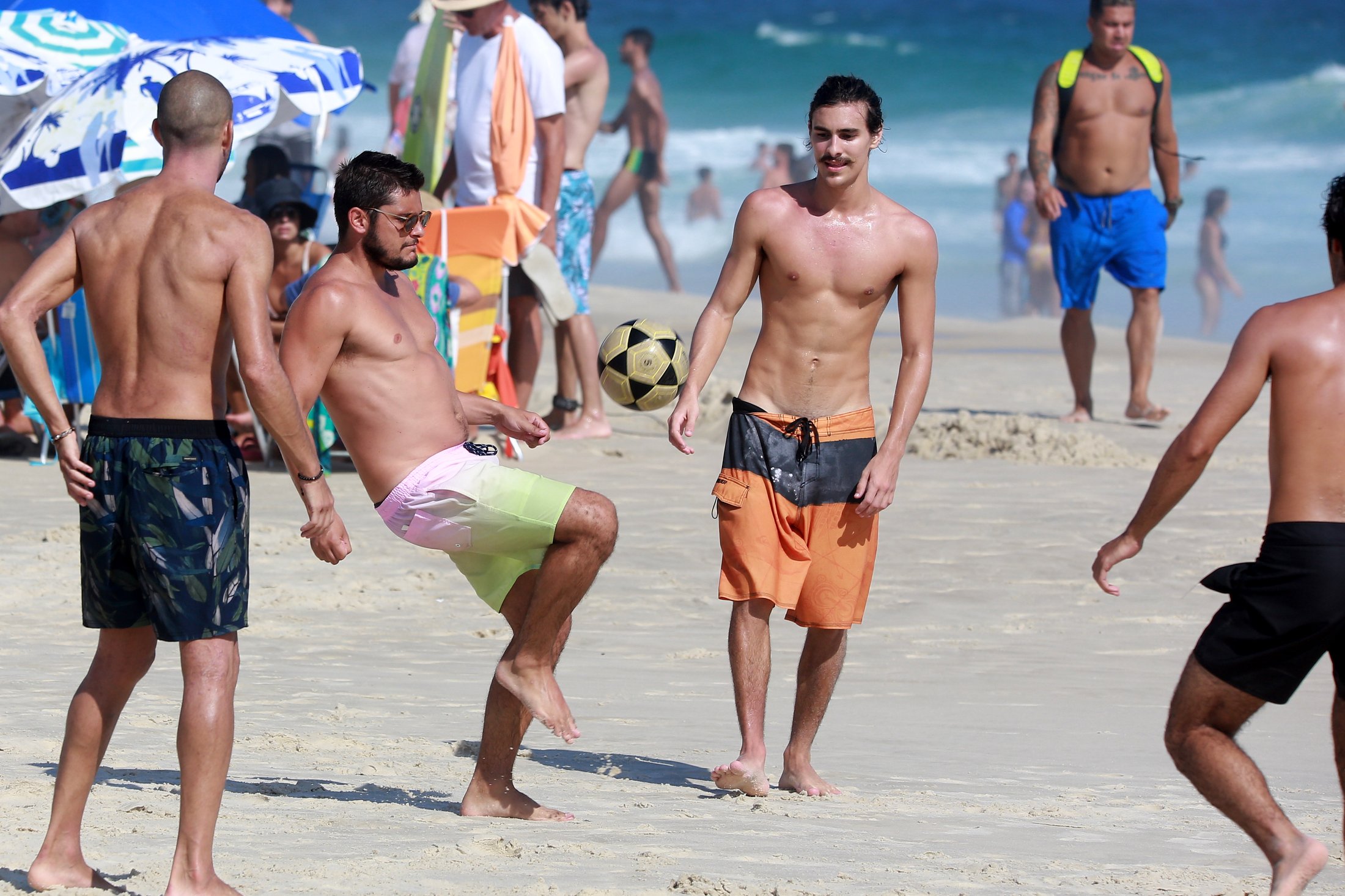 Bruno Montaleone curte praia com amigos famosos