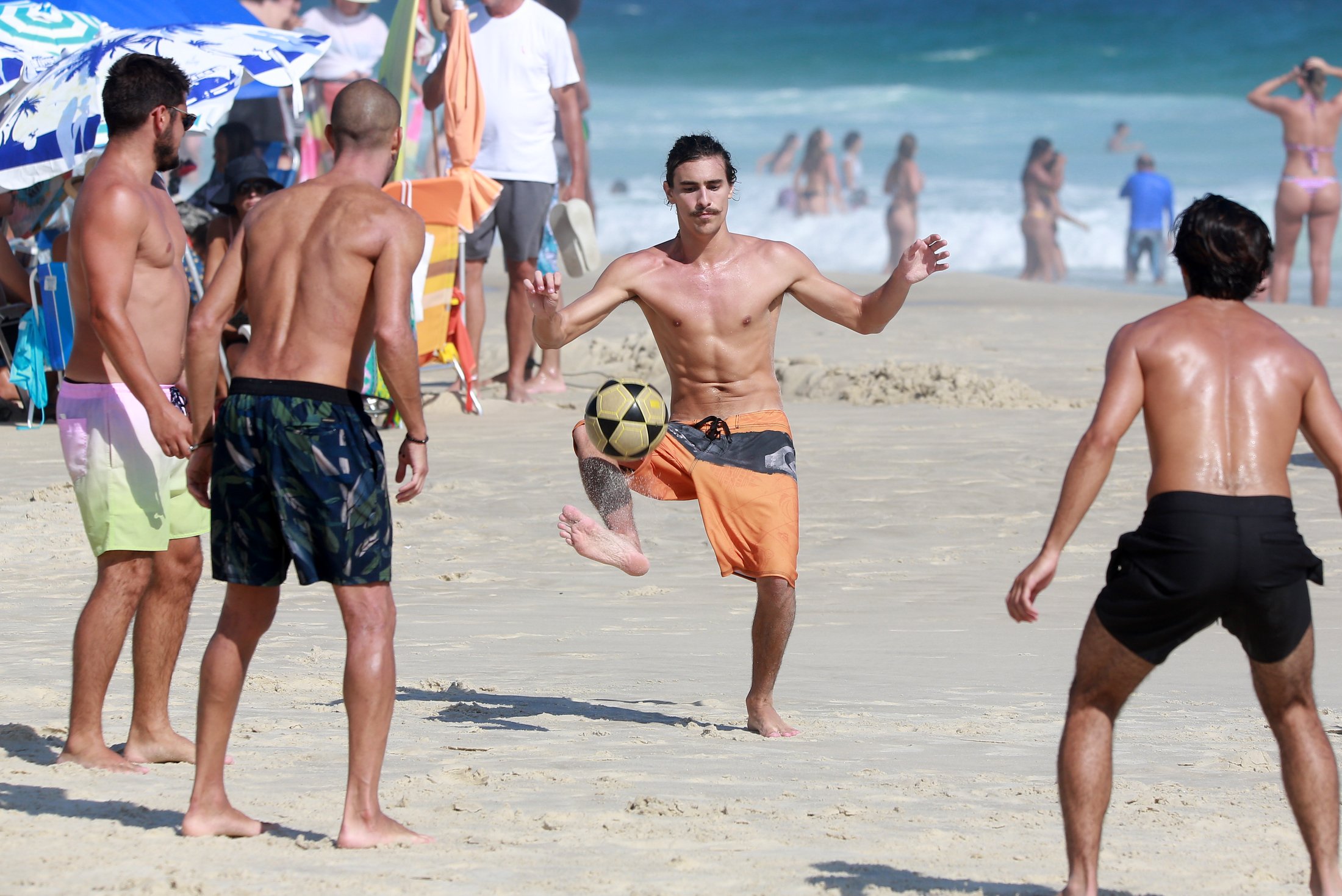 Bruno Montaleone curtiu o dia de praia com os amigos da Rede Globo