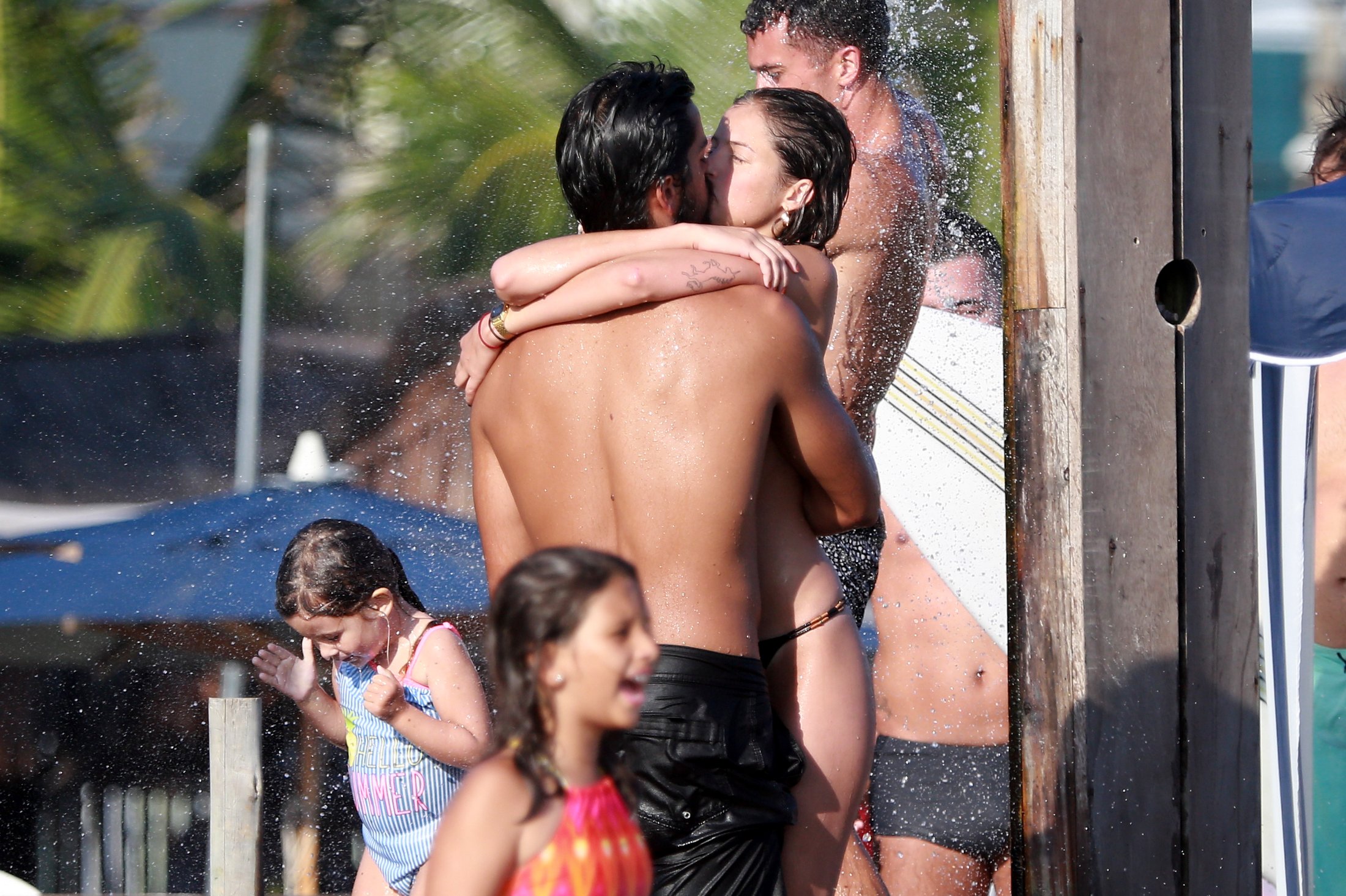 Rodrigo Simas e Agatha Moreira beijam muito em praia do Rio