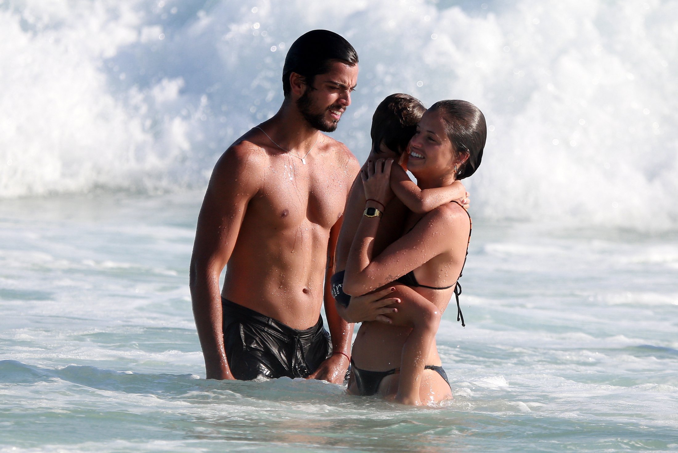 Rodrigo Simas e Agatha Moreira beijam muito em praia do Rio