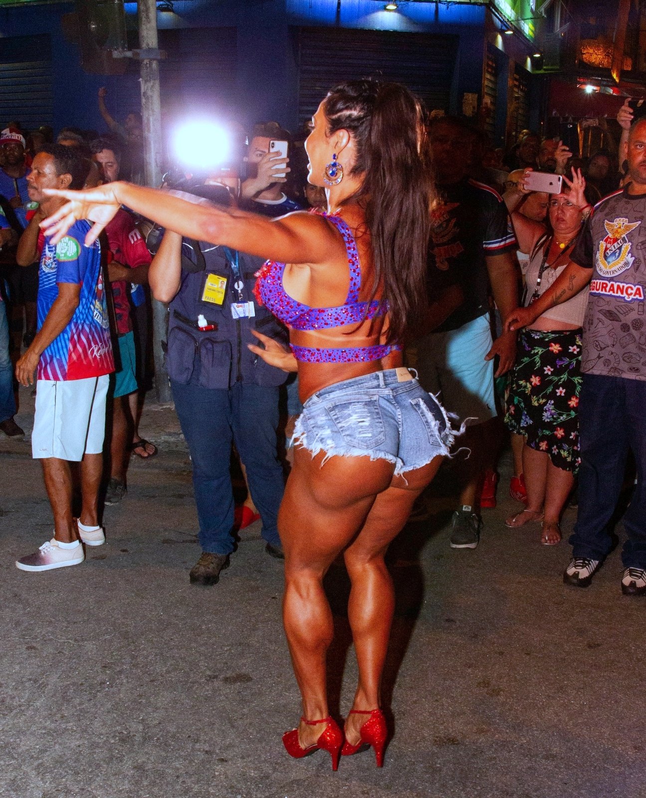 Gracyanne Barbosa esbanja beleza em ensaio de rua União da Ilha
