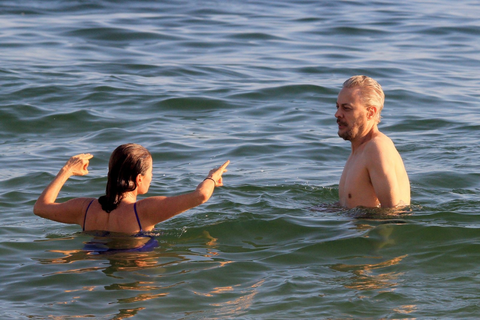 Debora Bloch e Guilherme Weber se divertem em praia