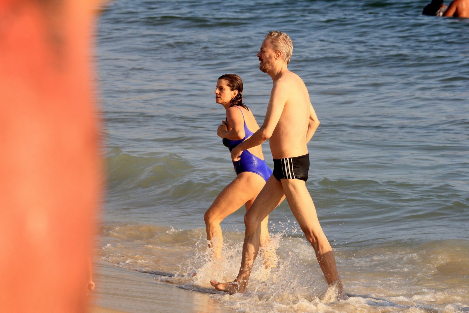 Debora Bloch e Guilherme Weber se divertem em praia