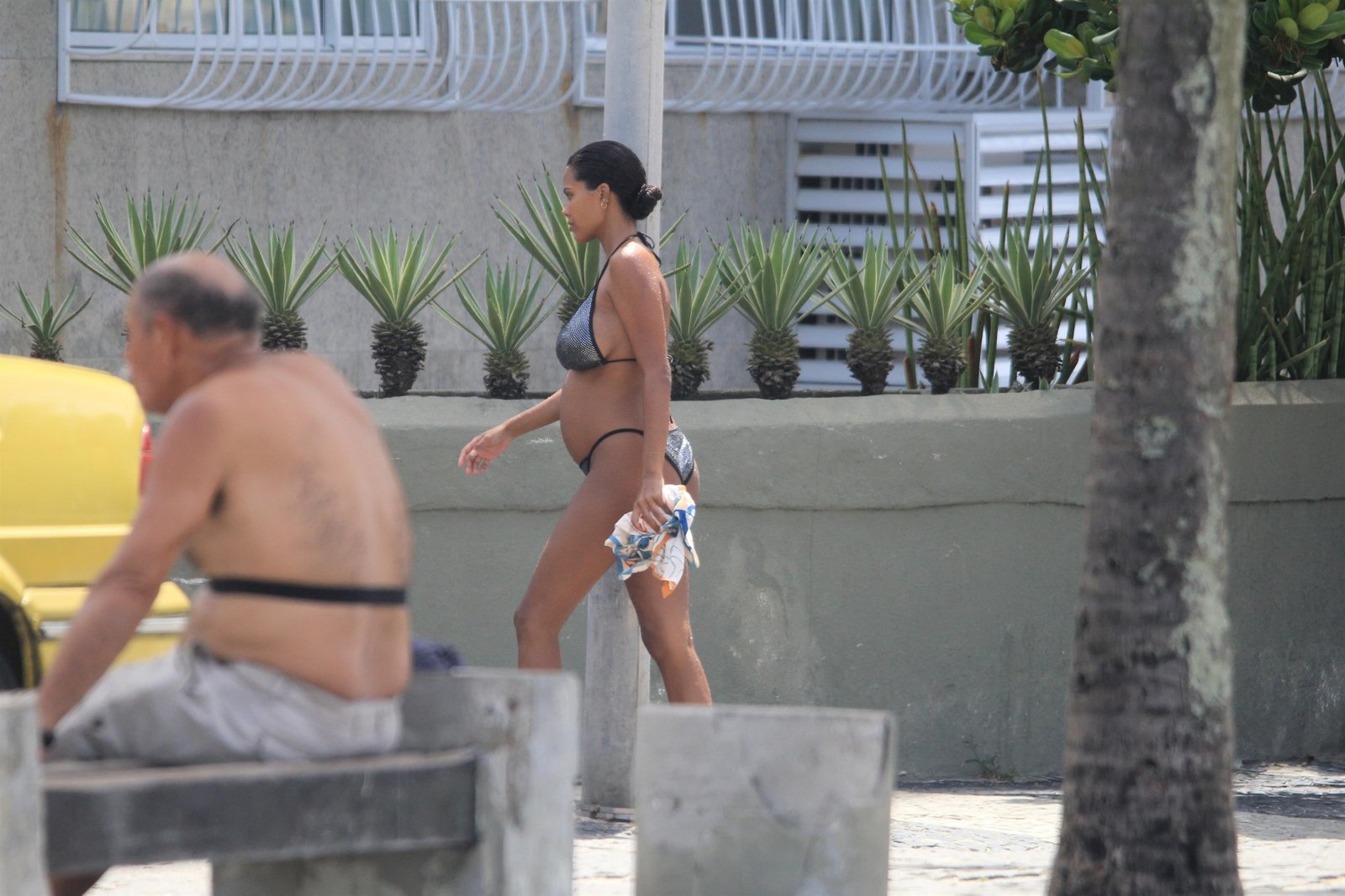 Vincent Cassel curte praia com a namorada